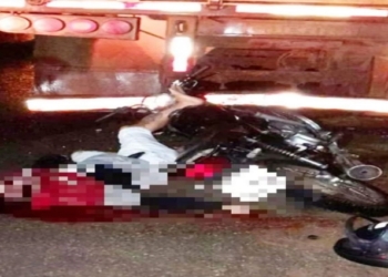 Jovem é socorrido e morre após bater moto em carreta estacionada
