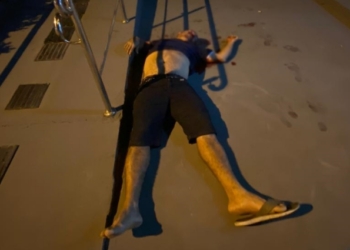 Homem morre após ser atigindo por golpes de faca; o suspeito é de cor parda, magro, alto