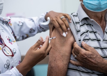 Vacina bivalente será aplicada também em pessoas a partir dos 60 anos