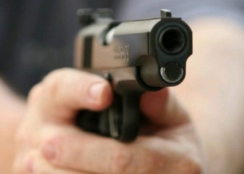 Homem morre e jovem leva dois tiros na cabeça após confusão em bar