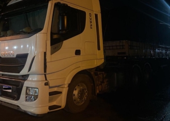 Três carretas com carga de 220 mil kg de milho são apreendidas pela Polícia Militar