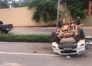 Caminhonete Hilux capota no canteiro entre as pista da Estrada da Guarita; veja vídeo