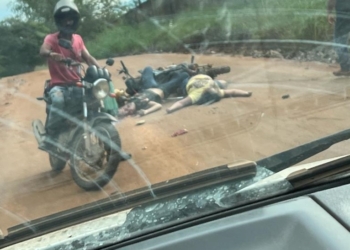 Motociclista morre ao ter cabeça esmagada por caminhão; mulher fica ferida