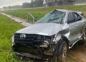 Carro capota com presidente e comissão técnica do União de Rondonópolis na BR-364