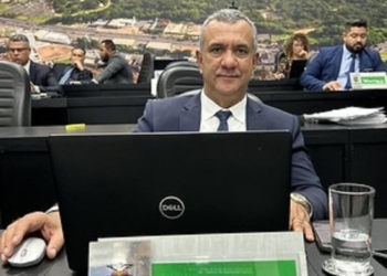 Vereador homenageia fotógrafo e irmãos auditores fiscais do município com honraria