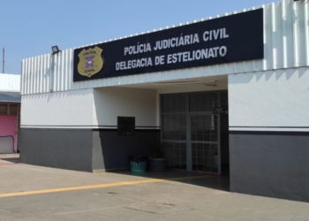 Jovem é preso após ir em delegacia para retirar bens apreendidos com documento falso