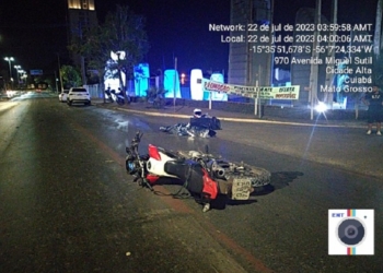 Homem de 23 anos morre após moto bater em árvore na Avenida Miguel Sutil