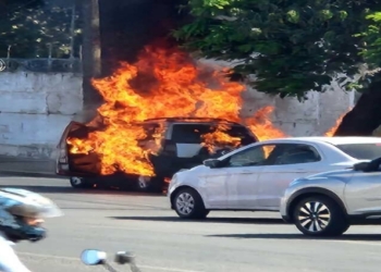 Carro é destruído por incêndio em avenida no Centro da Capital; veja vídeos