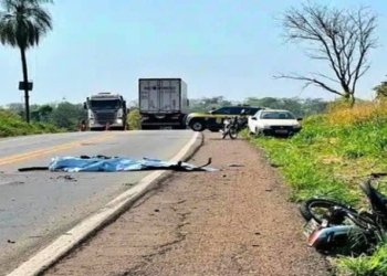 Trabalhador morre em acidente entre moto e caminhão na BR-364