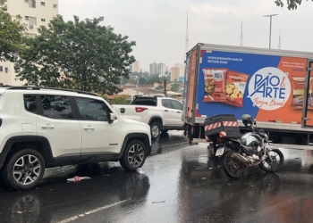 Motociclista morre em acidente envolvendo caminhão e Jeep Renegade, na Avenida Miguel Sutil