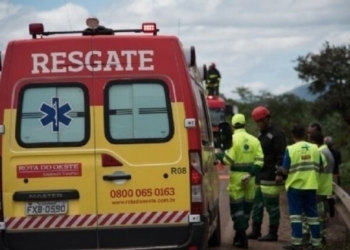 Duas pessoas morrem após carreta tombar na Serra de São Vicente