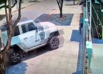 Homem tenta atropelar ex-mulher na porta de casa em Sinop; veja vídeo