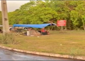 Grupo de ciganos monta acampamento próximo a condomínio de luxo em Cuiabá