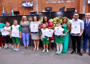 Assembleia Legislativa homenageia as dez melhores escolas no Prova Cuiabá 2023
