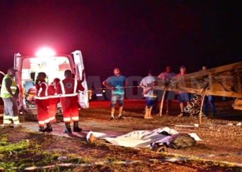 Homem de 55 anos morre após bater moto em carreta tombada