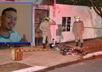 Jovem de 21 anos é morto com pelo menos sete tiros em frente de residência