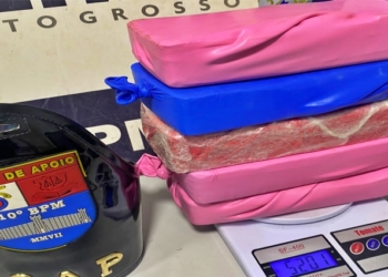 Mulher é presa e adolescente é apreendida com tabletes de cocaína dentro de ônibus