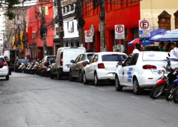 Decreta regulamenta controle de vagas no estacionamento rotativo, na Capital