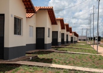Governador e primeira-dama entregam casas populares, inauguram mirante e assinam ordens de serviço em Jaciara e Novo São Joaquim