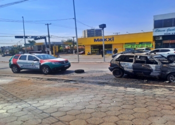 Fiat Uno é totalmente incendiado na avenida Filinto Müller; veja fotos