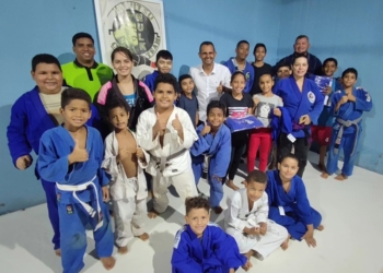 Crianças carentes do bairro Jardim Aroeira recebem kimonos do sargento Joelson