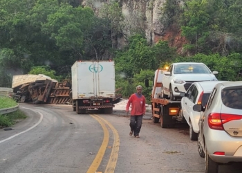 Carreta tomba em curva próximo ao Portão do Inferno na Estrada de Chapada