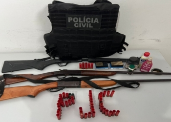 Trio é preso com espingardas, drogas e munições durante operação de combate ao crime organizado