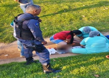 Criança é atropelada por motociclista embriagado enquanto brincava na rua de casa