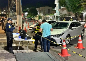 Blitz da Lei Seca prende sete motoristas e aplica 48 multas na avenida Isaac Póvoas