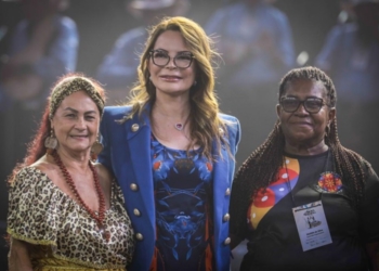 Primeira-dama de MT prestigia e destaca respeito à cultura no 15º Festival de Siriri e Cururu em Cuiabá