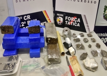 Adolescente é apreendido e jovem é preso com nove tabletes de maconha