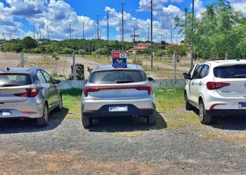 Duas pessoas são presas com três carros furtados de locadora na Capital
