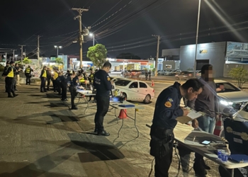 Blitz da Lei Seca na Avenida Miguel Sutil flagra motoristas dirigindo embriagados