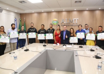 Presidente da Assembleia homenageia policiais penais com moções de aplausos