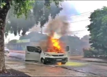 Carro é destruído por incêndio próximo ao Bairro Pedra 90 em Cuiabá