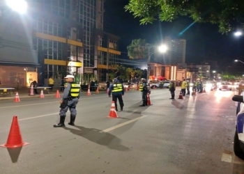 Lei Seca prende 14 motoristas por embriaguez ao volante na Avenida Isaac Póvoas