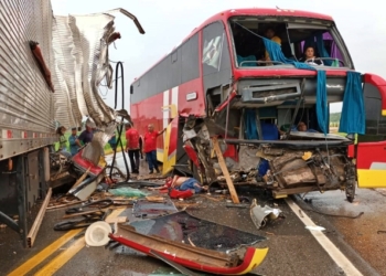 Passageiro morre e duas pessoas são socorridas após acidente entre ônibus e carreta