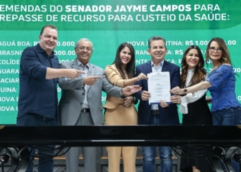 Governo assina convênios para construção de escolas e feiras; parceria com senador garante recursos para saúde