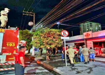 Incêndio atinge prédio da Rotisseria Frangots no bairro Duque de Caxias em Cuiabá