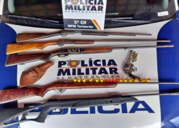 Homem é preso pela PM com arsenal de armas após ameaçar trabalhadores