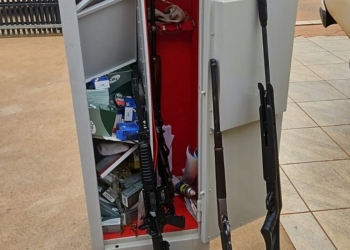 PM prende 4 suspeitos de roubo e sequestro e recupera caminhonete e cofre com armas