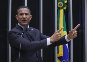 “A Europa quer ensinar produtor brasileiro a preservar meio ambiente, mas são eles que precisam aprender”, aponta deputado Coronel Assis