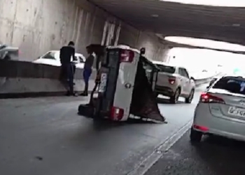 Motorista de Strada capota ao tentar desviar desviar de buraco na Trincheira Jurumirim