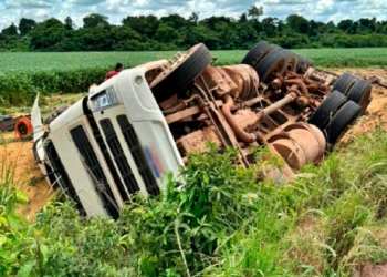 Mulher de 22 anos morre soterrada após carreta tombar na MT-419