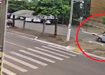 Mulher é atropelada por carro conduzido por adolescente de 16 anos; veja vídeo