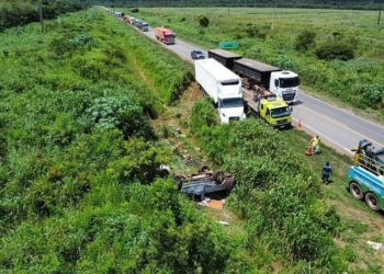 Mulher de 47 anos morre após batida entre caminhonete e carreta na BR-163