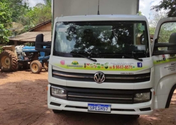 Produtores familiares usam caminhão entregue pelo Governo de MT para transportar alimentos para escolas