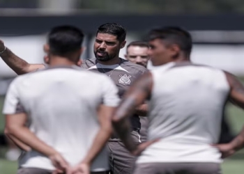 António é registrado no BID faltando 4 segundos para o fim do prazo e vai comandar o Corinthians contra a Lusa
