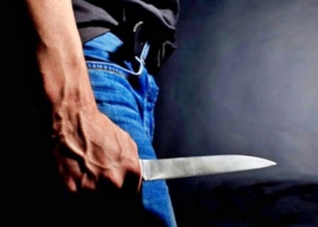 Homem invade casa e esfaqueia ex-mulher após audiência na Justiça