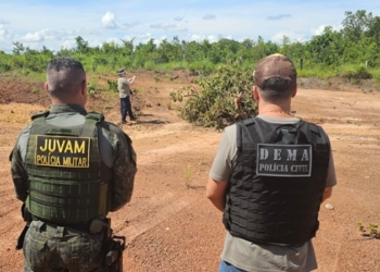 Motorista e dono de propriedade são presos por descarte irregular de lixo em propriedade